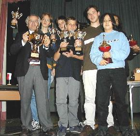 Prof. Mag. Walter Rubisch mit "seinen" Siegern (21701 Byte)